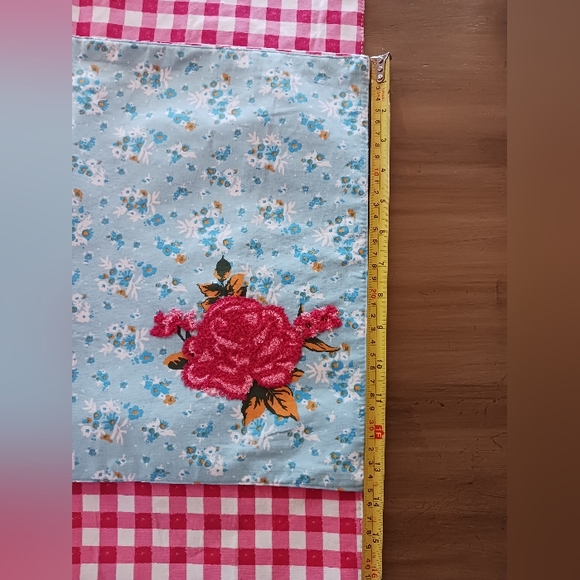 Set Of 4 Adorable Reversable Placemats Blue Floral Red Plaid Nice Size - Picture 9 of 10